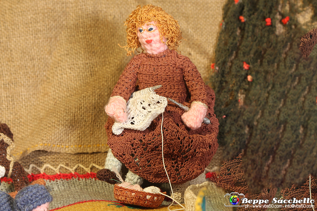 VBS_9132 - Presepio all'uncinetto Parrocchia SS. Cosma e Damiano.jpg